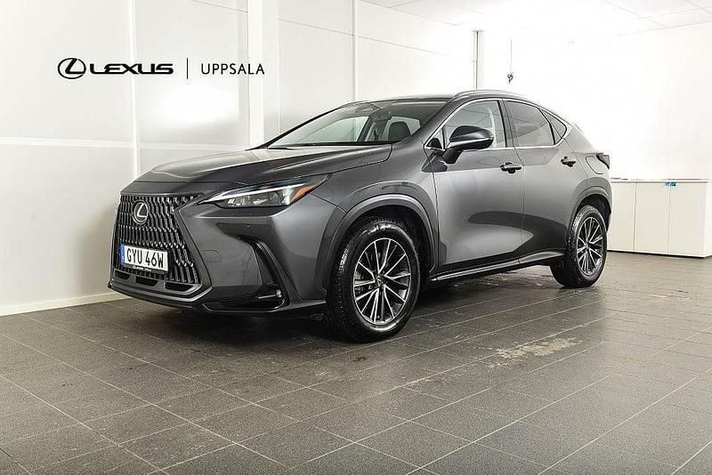 Grå Begagnad 2023 Lexus NX450h+ Business Edition SUV | 499 900 kr (Bra pris) - Bild 1/4