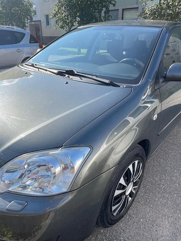 Grå Begagnad 2005 Toyota Corolla Halvkombi | 39 000 kr - Bild 1/4