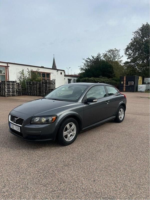 Grå Begagnad 2008 Volvo C30 Drive Kinetic Halvkombi | 53 000 kr (Marknadspris) - Bild 1/4