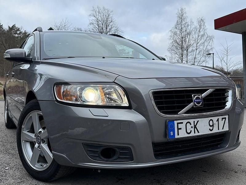 Grå Begagnad 2007 Volvo V50 Kombi | 19 900 kr (Superpris) - Bild 1/4