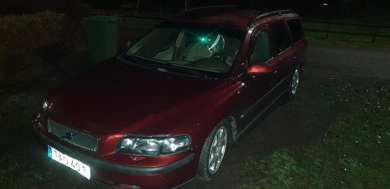Röd Begagnad 2002 Volvo V70 Kombi | 14 000 kr (Bra pris) - Bild 1/2
