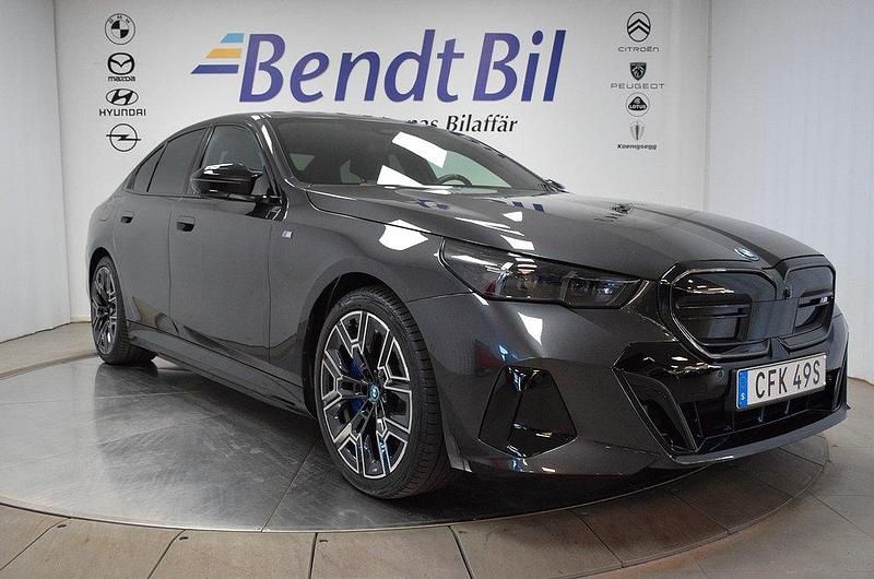 Grå Begagnad 2023 BMW i5 M Sport Sedan | 799 500 kr (Marknadspris) - Bild 1/3