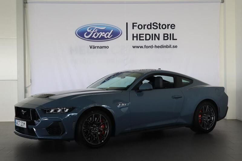 Grå Begagnad 2024 Ford Mustang GT Sportkupé | 720 400 kr - Bild 1/4