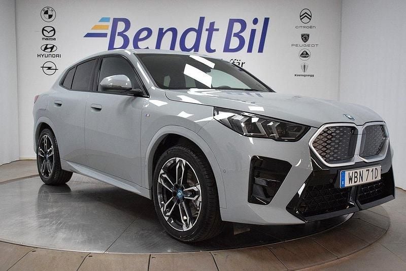 M brooklyn grå metallic Begagnad 2024 BMW iX2 M Sport SUV | 519 500 kr - Bild 1/3