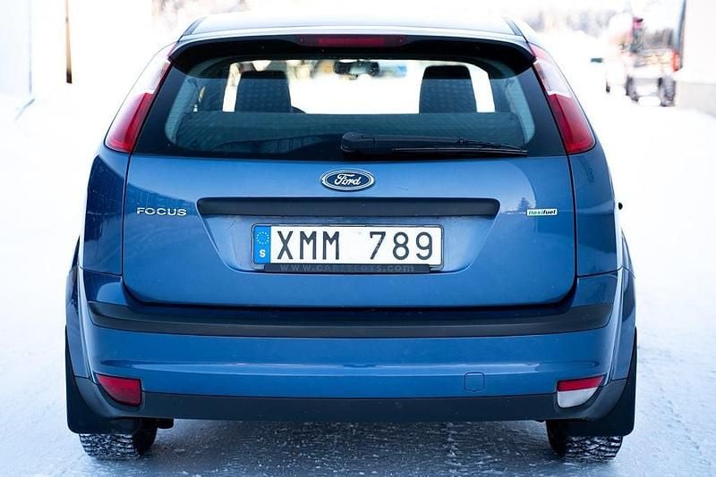 Begagnad Ford Focus 125 HK (91 kW) 2006 Blå Halvkombi