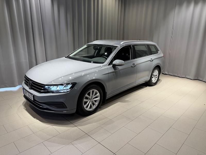 Grå Begagnad 2024 VW Passat Business Kombi | 309 900 kr (Marknadspris) - Bild 1/4