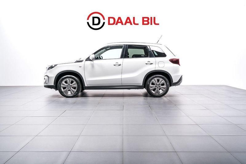 Vit Begagnad 2023 Suzuki Vitara SUV | 239 700 kr (Bra pris) - Bild 1/4