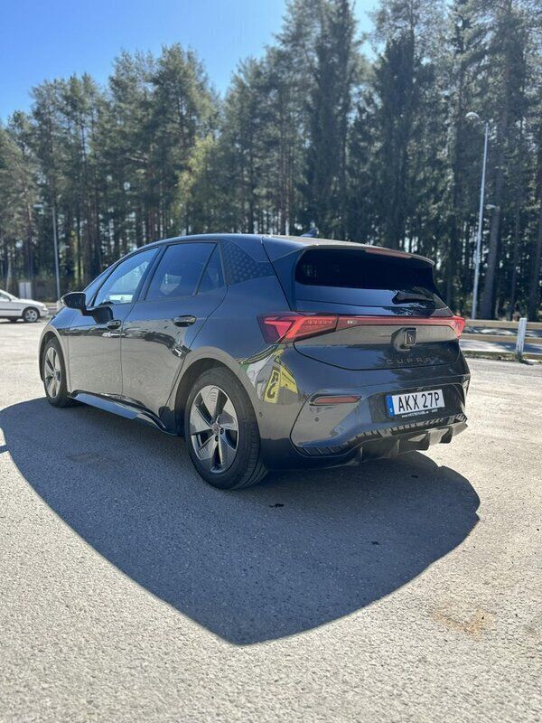 Grå Begagnad 2022 Cupra Born Halvkombi | 319 000 kr (Lite dyr) - Bild 1/4