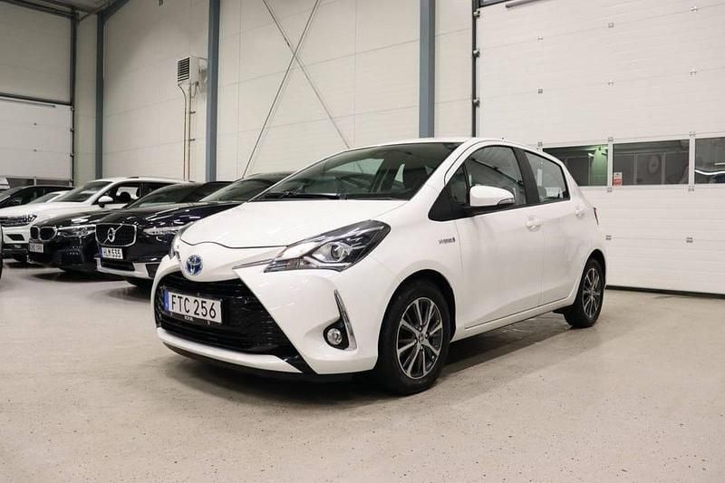 Vit Begagnad 2018 Toyota Yaris Hybrid Halvkombi | 159 900 kr (Bra pris) - Bild 1/4