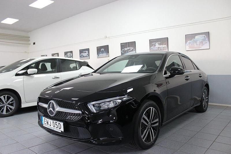 Svart Begagnad 2022 Mercedes A250 Premium Sedan | 299 900 kr (Superpris) - Bild 1/4