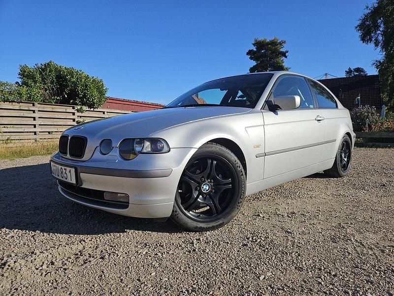 Grå Begagnad 2002 BMW 325 Halvkombi | 99 000 kr - Bild 1/4