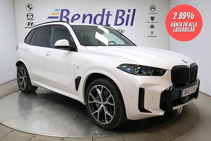Mineralvit metallic Begagnad 2024 BMW X5 M Sport SUV | 949 500 kr (Bra pris) - Bild 1/4
