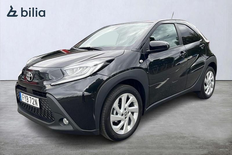 Svart Begagnad 2024 Toyota Aygo Comfort Halvkombi | 209 900 kr (Marknadspris) - Bild 1/3