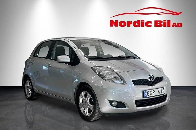 Silver Begagnad 2010 Toyota Yaris Halvkombi | 39 000 kr (Marknadspris) - Bild 1/4