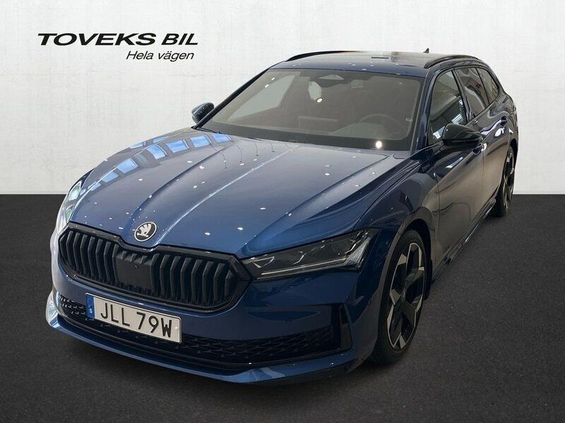 Blå (cobalt blue metallic) Ny 2025 Skoda Superb SportLine Kombi | 575 400 kr - Bild 1/4