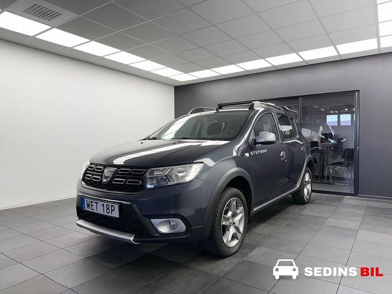 Mörkgrå (grå) Begagnad 2019 Dacia Sandero Stepway Halvkombi | 94 900 kr (Marknadspris) - Bild 1/3
