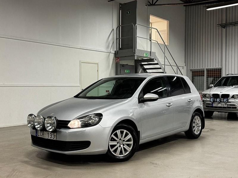 Silver Begagnad 2010 VW Golf VI Halvkombi | 79 900 kr (Lite dyr) - Bild 1/4