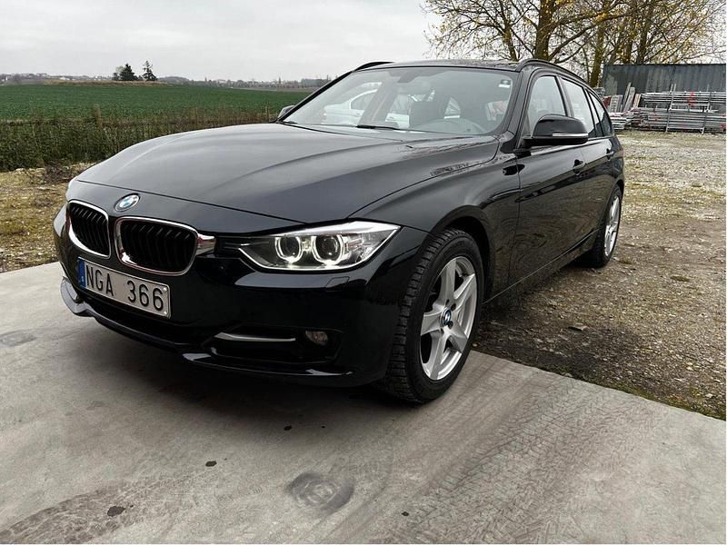 Svart Begagnad 2013 BMW 318 Sport Line Kombi | 127 900 kr (Lite dyr) - Bild 1/4