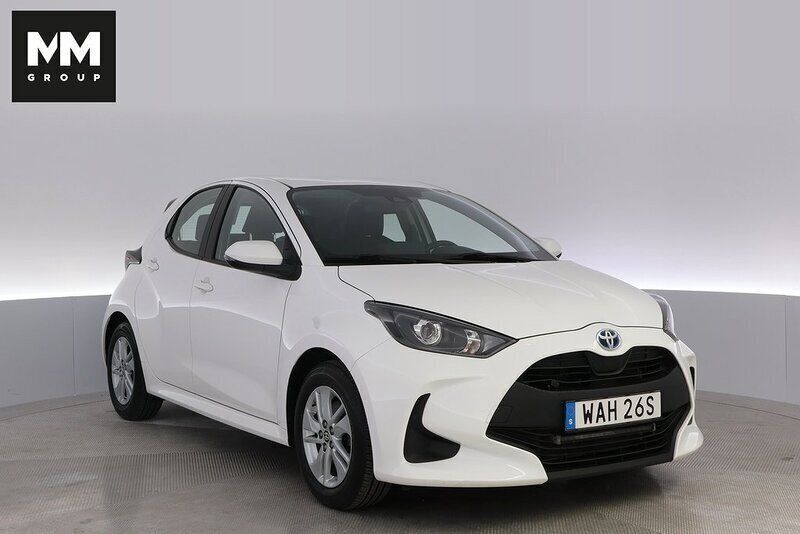 Vit Begagnad 2023 Toyota Yaris Hybrid Active Halvkombi | 219 900 kr (Marknadspris) - Bild 1/4
