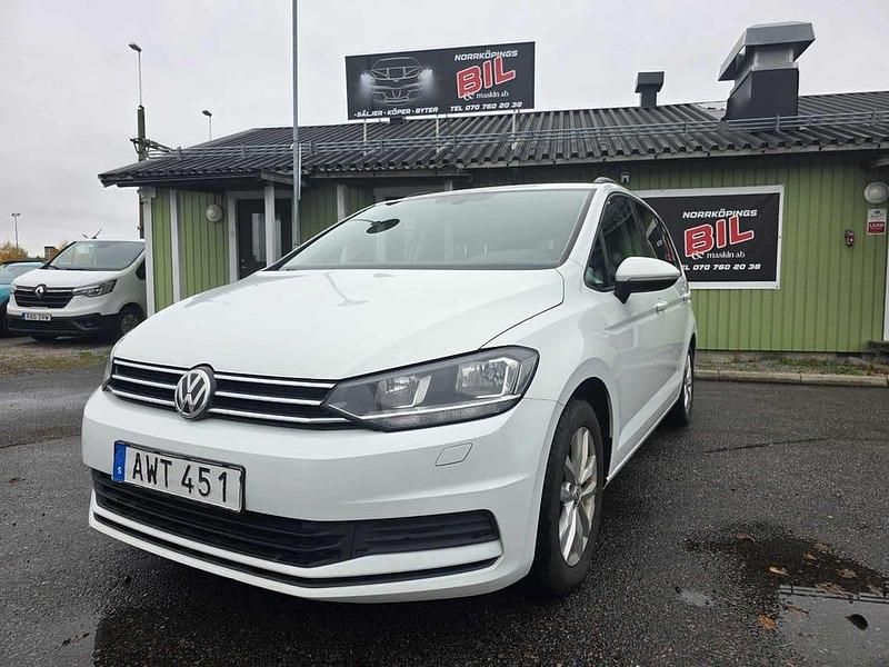 Vit Begagnad 2015 VW Touran Minibuss | 109 900 kr (Marknadspris) - Bild 1/4