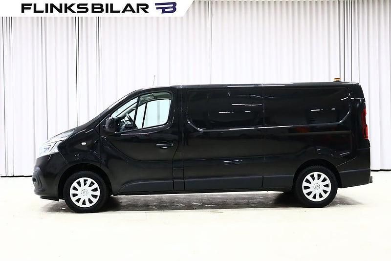 Svart metallic Begagnad 2021 Renault Trafic Minibuss | 228 750 kr (Marknadspris) - Bild 1/4