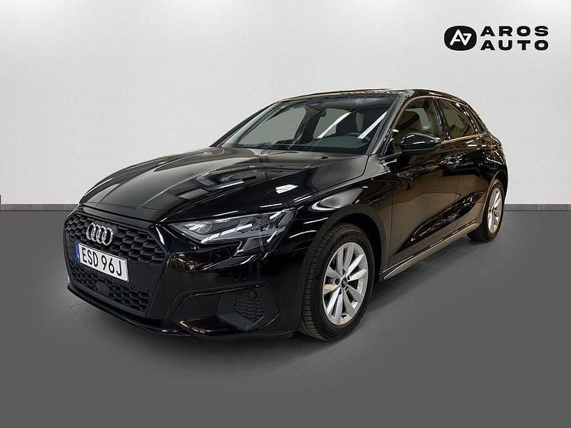 Svart (briljant svart) Begagnad 2022 Audi A3 Sportback Comfort Halvkombi | 264 900 kr (Marknadspris) - Bild 1/4