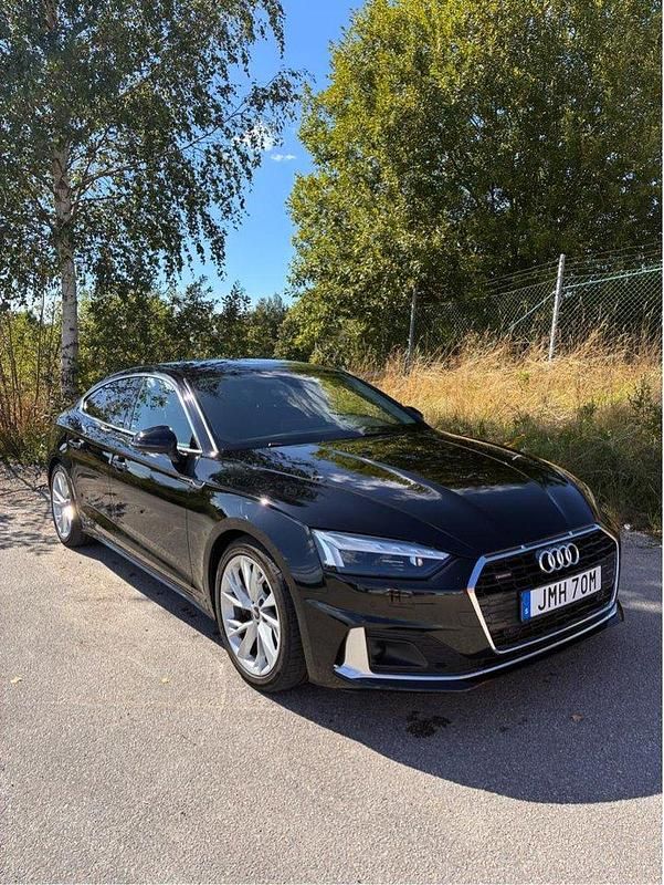 Svart Begagnad 2021 Audi A5 Sportback Comfort Halvkombi | 340 000 kr (Bra pris) - Bild 1/4