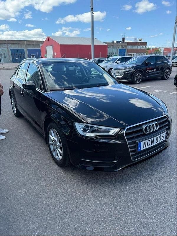 Svart Begagnad 2016 Audi A3 Sportback Attraction Halvkombi | 129 900 kr (Marknadspris) - Bild 1/4