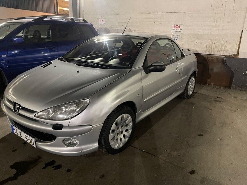 Begagnad Peugeot 206 CC 109 HK (80 kW) 2004 Silver Cab