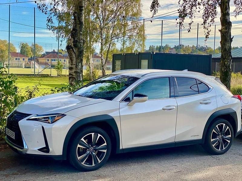 Begagnad 2019 Lexus UX 250h E-FOUR SUV | 250 000 kr (Bra pris) - Bild 1/4