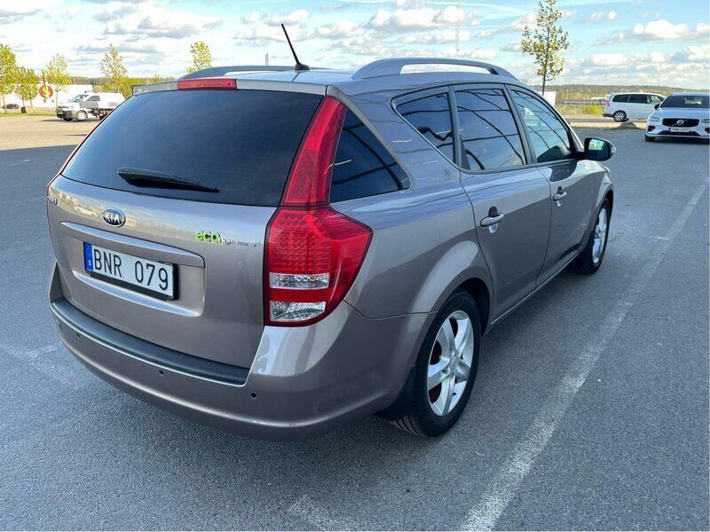 Grå Begagnad 2011 Kia Ceed Sportswagon Kombi | 65 000 kr (Marknadspris) - Bild 1/4