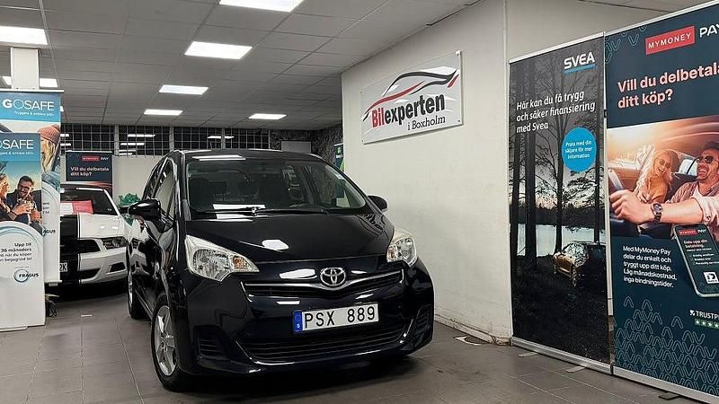 Svart Begagnad 2013 Toyota Verso-S Multidrive S Minibuss | 74 900 kr (Marknadspris) - Bild 1/4