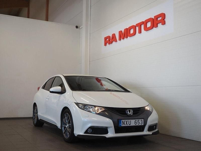 Vit Begagnad 2012 Honda Civic Sport Halvkombi | 109 900 kr (Marknadspris) - Bild 1/3