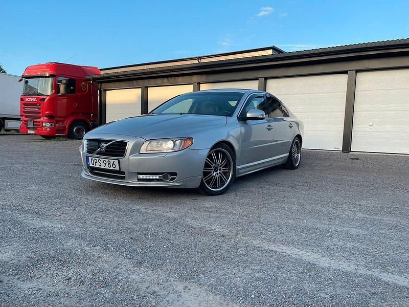 Ljusgrå Begagnad 2007 Volvo S80 Momentum Sedan | 49 900 kr (Marknadspris) - Bild 1/3