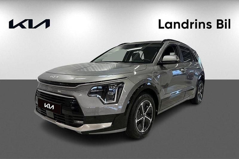 Grå Ny 2025 Kia Niro Advance SUV | 392 666 kr (Marknadspris) - Bild 1/4