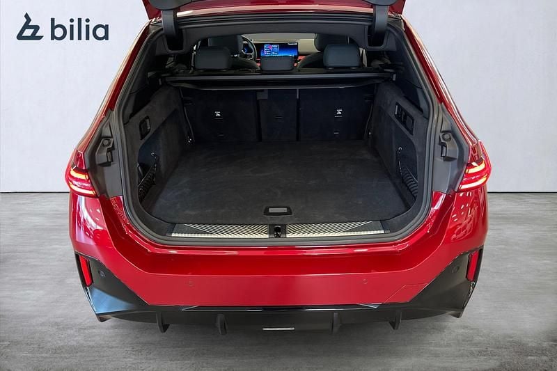 Begagnad BMW i5 Shadowline 442 kW (601 HK) 2025 Röd Kombi