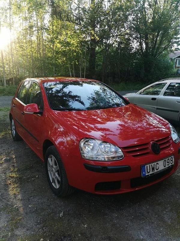 Röd Begagnad 2004 VW Golf IV Trendline Halvkombi | 25 000 kr (Marknadspris) - Bild 1/4
