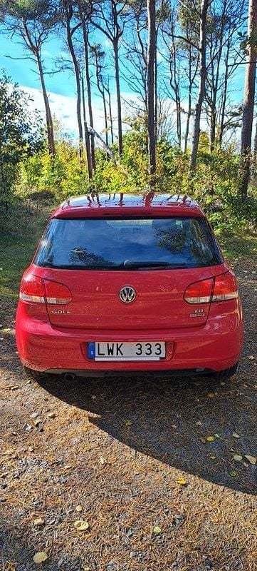 Röd Begagnad 2011 VW Golf VI Halvkombi | 72 000 kr (Marknadspris) - Bild 1/4