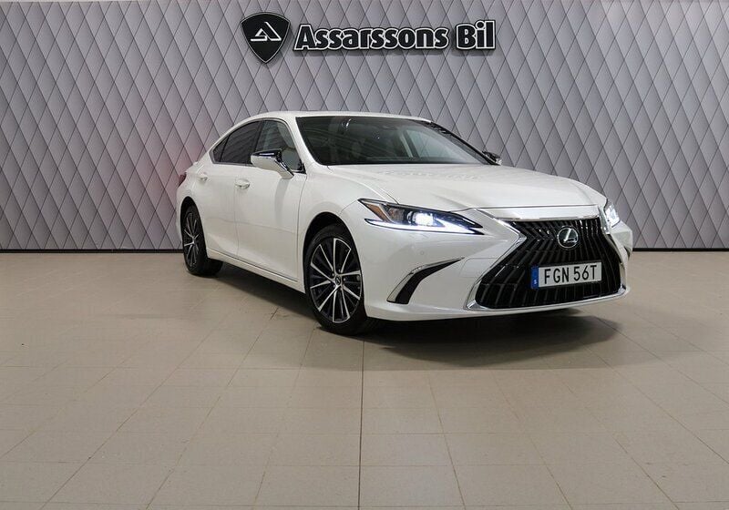 Vit Begagnad 2024 Lexus ES300H Limited Edition Sedan | 479 000 kr (Marknadspris) - Bild 1/4