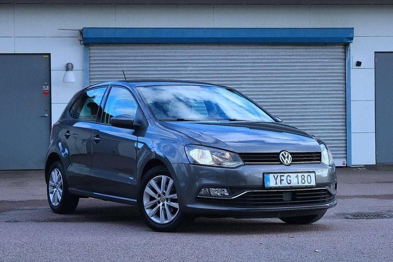 Mörkgrå Begagnad 2016 VW Polo Halvkombi | 139 900 kr (Marknadspris) - Bild 1/4