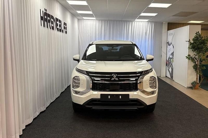 Ny Mitsubishi Outlander Invite 136 HK (100 kW) 2025 White solid SUV