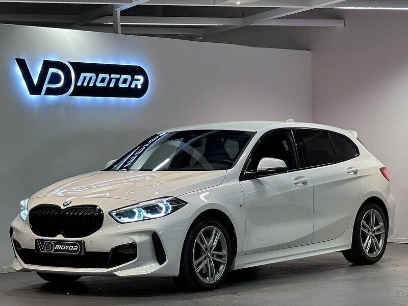 Vit Begagnad 2020 BMW 118 M Sport Halvkombi | 249 700 kr (Marknadspris) - Bild 1/4