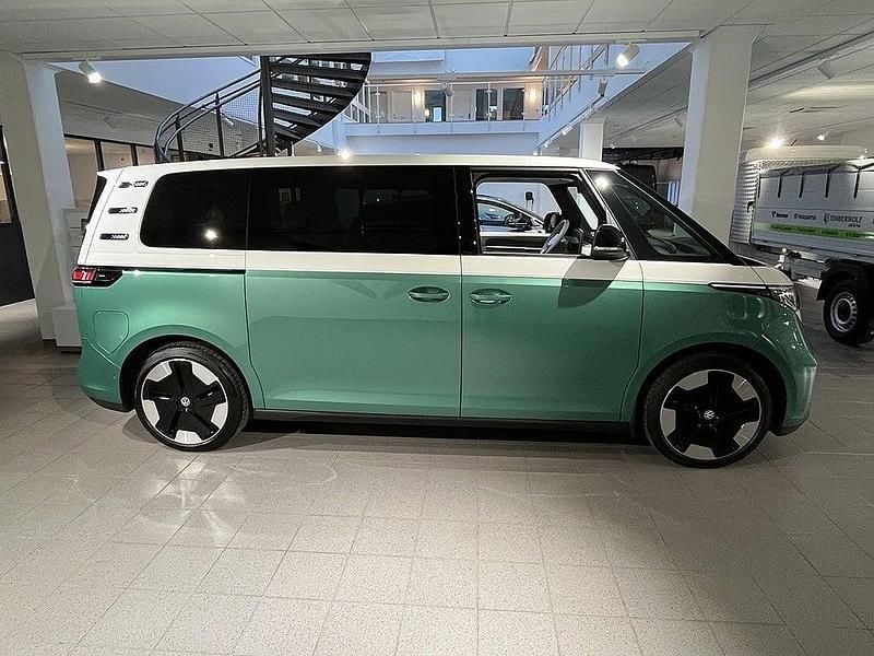 Begagnad VW ID. Buzz Pro 210 kW (286 HK) 2024 Flerfärgad Minibuss