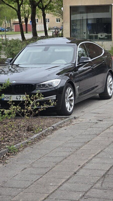 Svart Begagnad 2014 BMW 318 Gran Turismo Halvkombi | 119 000 kr (Lite dyr) - Bild 1/4