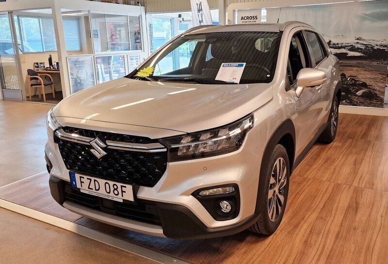 Grå Ny 2024 Suzuki SX4 S-Cross SUV | 354 900 kr (Marknadspris) - Bild 1/4