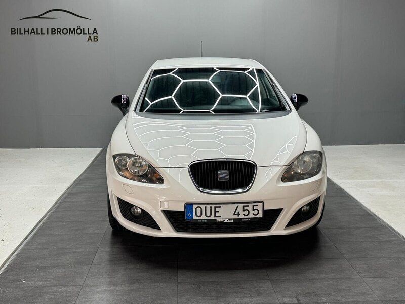 Vit Begagnad 2011 Seat Leon Style Halvkombi | 49 900 kr (Marknadspris) - Bild 1/4