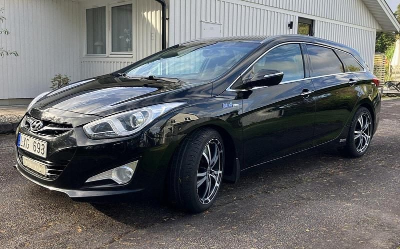 Svart Begagnad 2012 Hyundai i40 Kombi | 59 900 kr (Marknadspris) - Bild 1/4