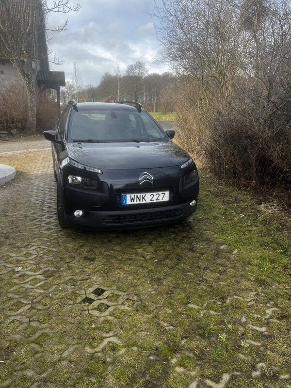 Svart Begagnad 2015 Citroën C4 Cactus PureTech Halvkombi | 99 999 kr (Marknadspris) - Bild 1/1