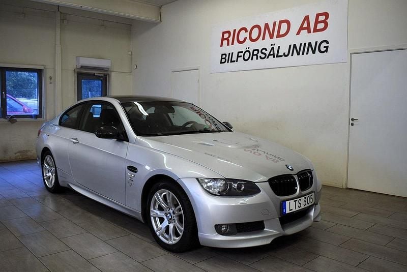 Ljusgrå Begagnad 2008 BMW 320 Comfort Edition Sportkupé | 109 900 kr (Dyr) - Bild 1/4