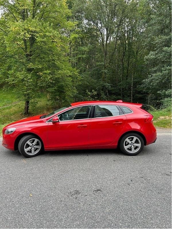 Röd Begagnad 2016 Volvo V40 Momentum Halvkombi | 110 000 kr (Bra pris) - Bild 1/4